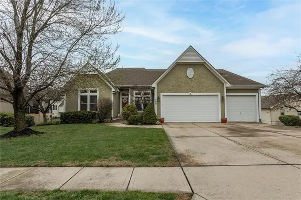 $589,900 | 700 Southwest Winterstar Drive, Lee's Summit, MO 64081