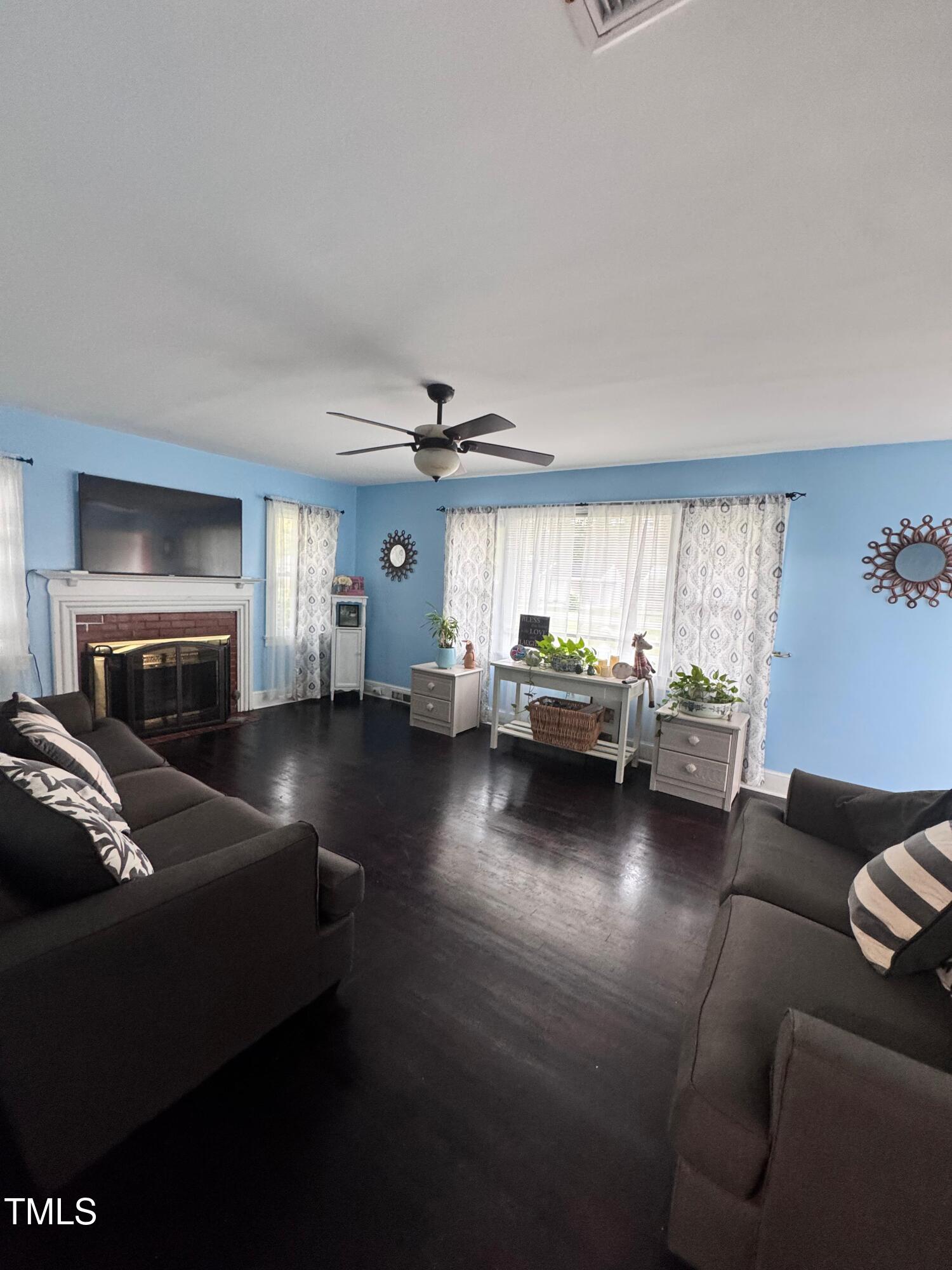 220 Pine Tree Road Oxford, NC 27565 - Photo 9 of 28 living room