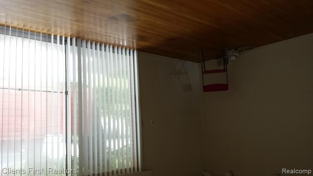 29721 Fall River Road Southfield, MI 48076 - Photo 10 of 26 20150803_141745.jpg