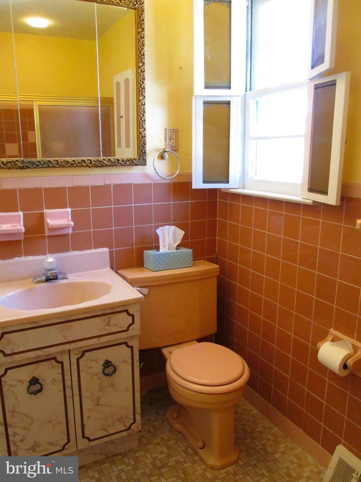 624 Colebrook Road Philadelphia, PA 19115 - Photo 11 of 23 Bathroom