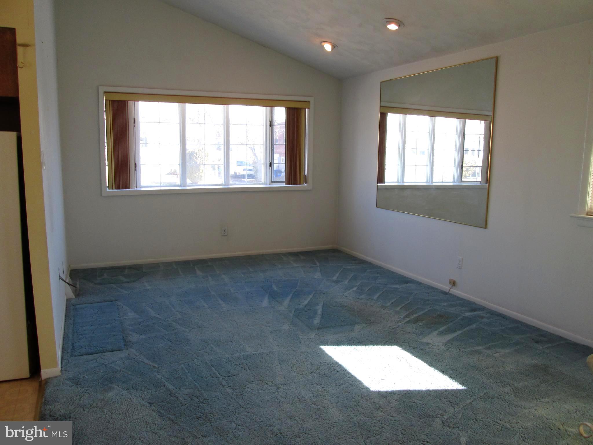 624 Colebrook Road Philadelphia, PA 19115 - Photo 4 of 23 Living Room