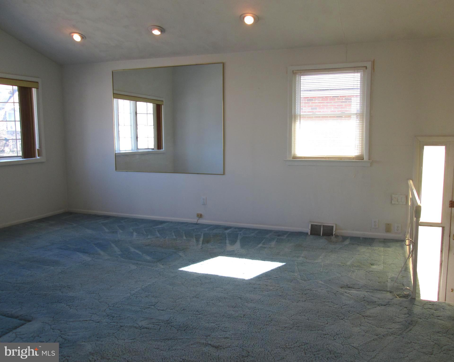 624 Colebrook Road Philadelphia, PA 19115 - Photo 5 of 23 Living Room
