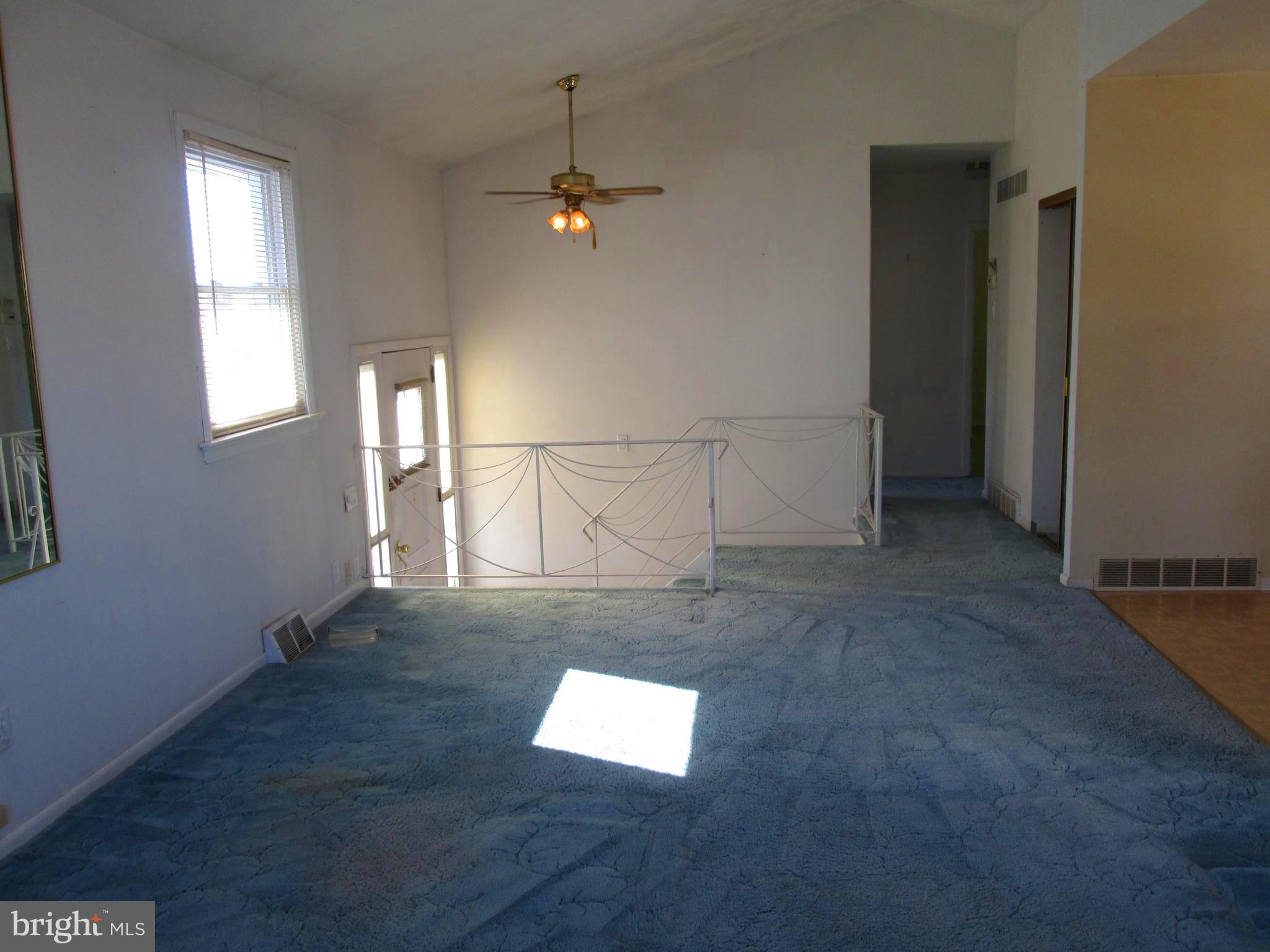 624 Colebrook Road Philadelphia, PA 19115 - Photo 6 of 23 Living Room