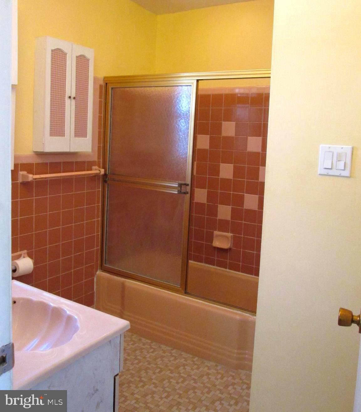 624 Colebrook Road Philadelphia, PA 19115 - Photo 10 of 23 Bathroom