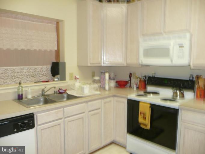 2002 Cooper Point Court Odenton, MD 21113 - Photo 9 of 11 Kitchen