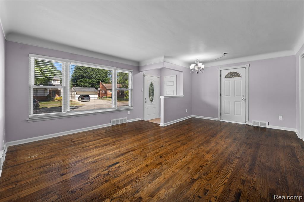 19044 Norwich Road Livonia, MI 48152 - Photo 4 of 27