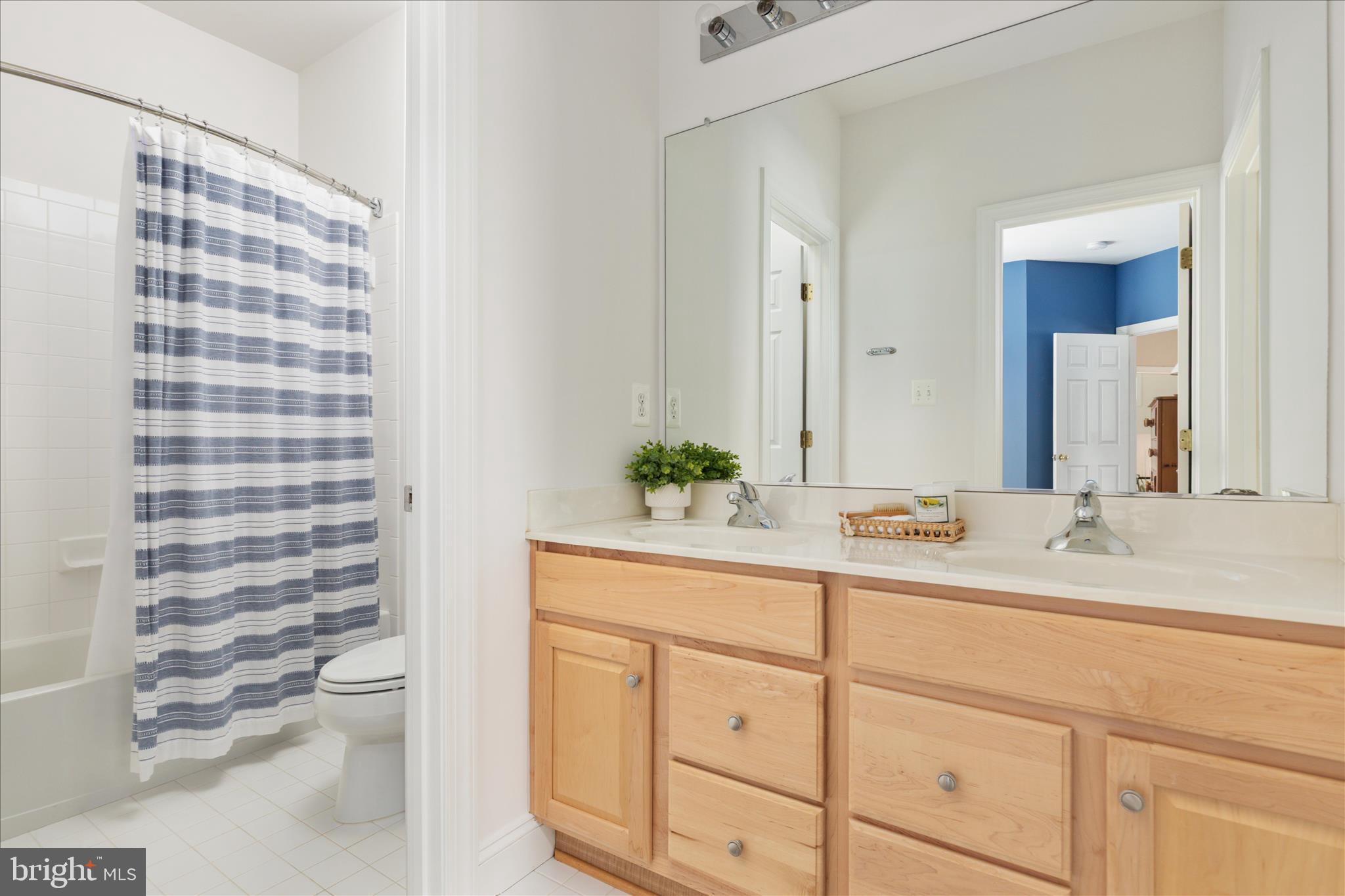 10116 Middlebrooks Terrace Nokesville, VA 20181 - Photo 33 of 78 Dual entry hall bathroom joins two of the bedrooms