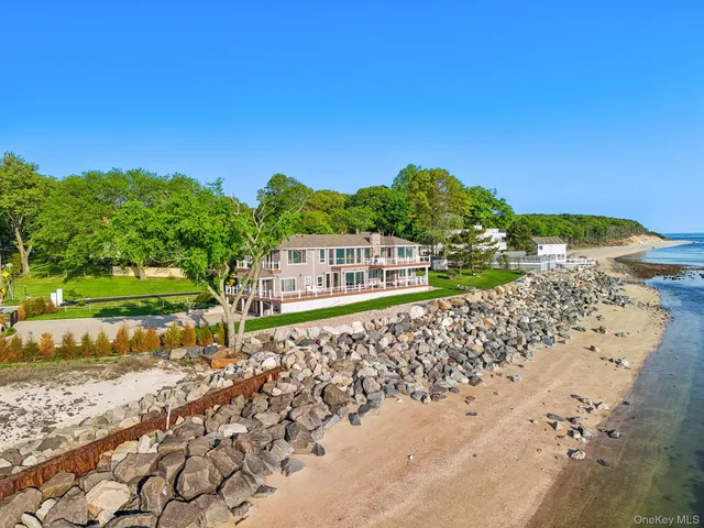 a view of a pathway with a yard