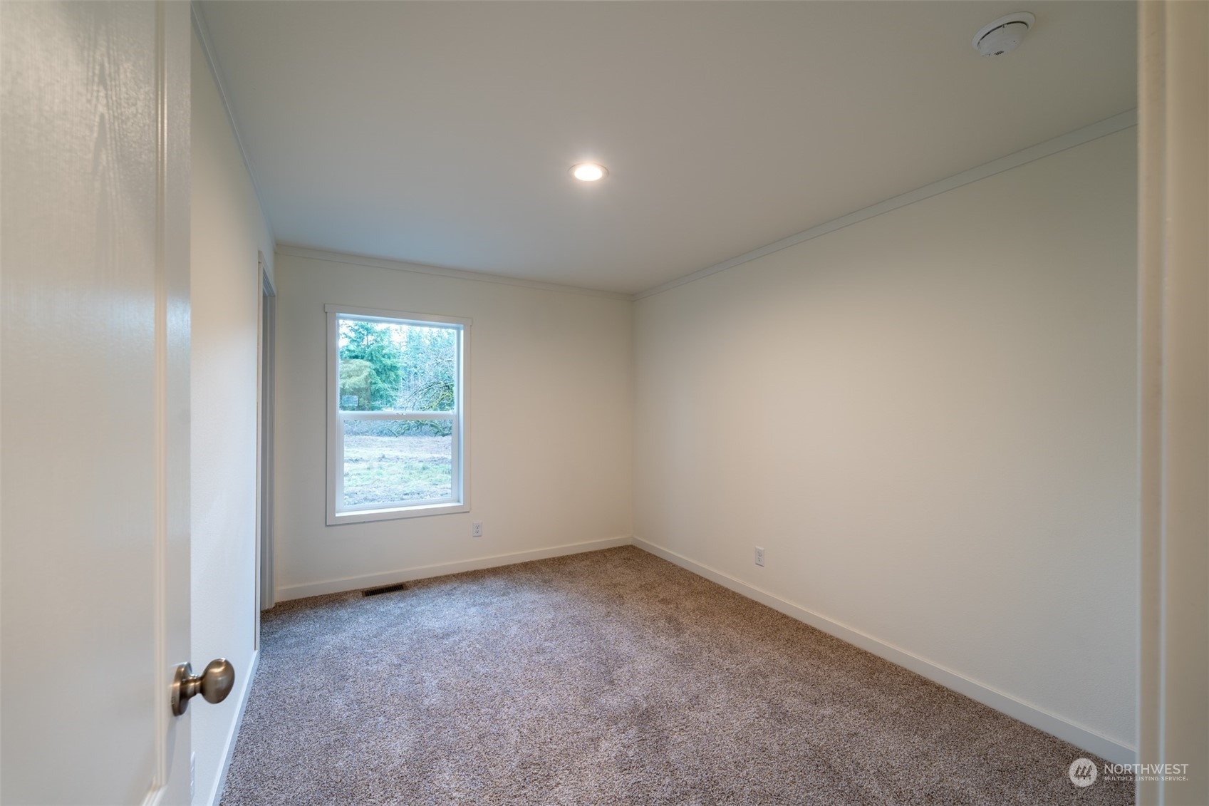 789 Chandler Road Chehalis, WA 98532 - Photo 14 of 17 an empty room with a window