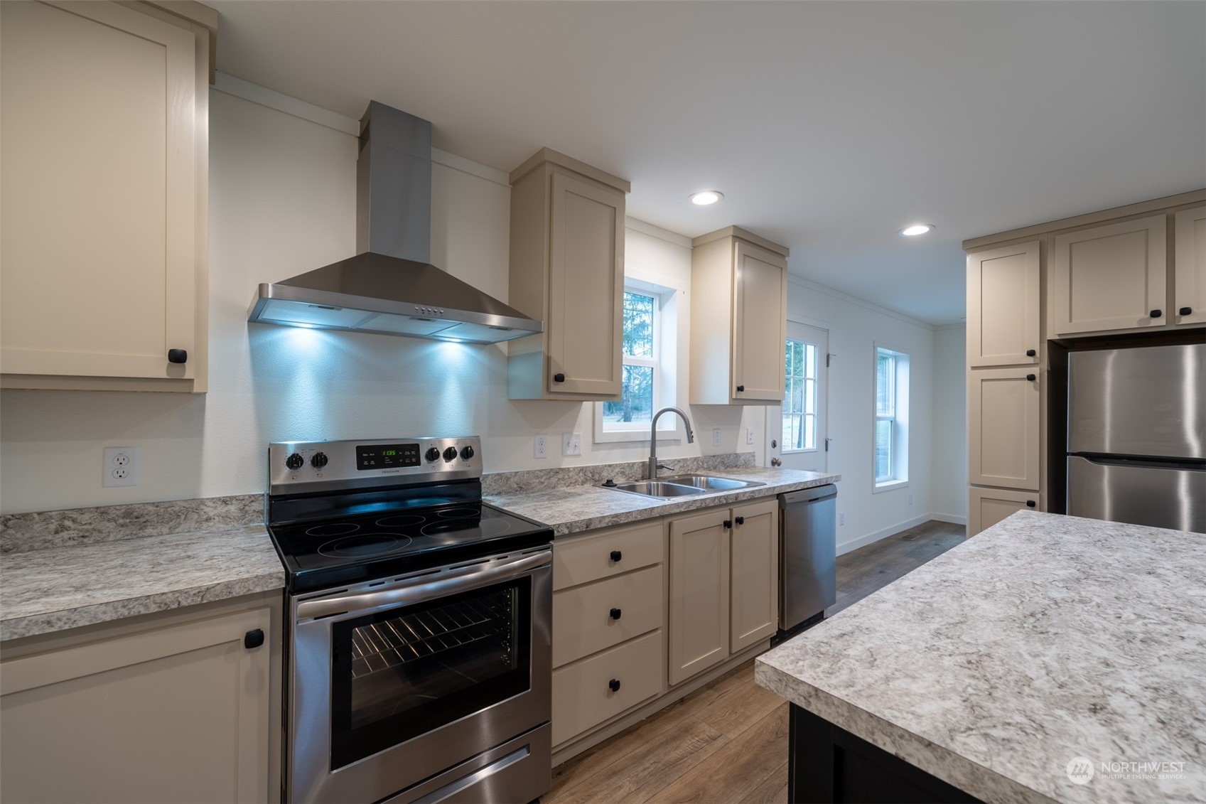 789 Chandler Road Chehalis, WA 98532 - Photo 5 of 17 a kitchen with a stove and a sink