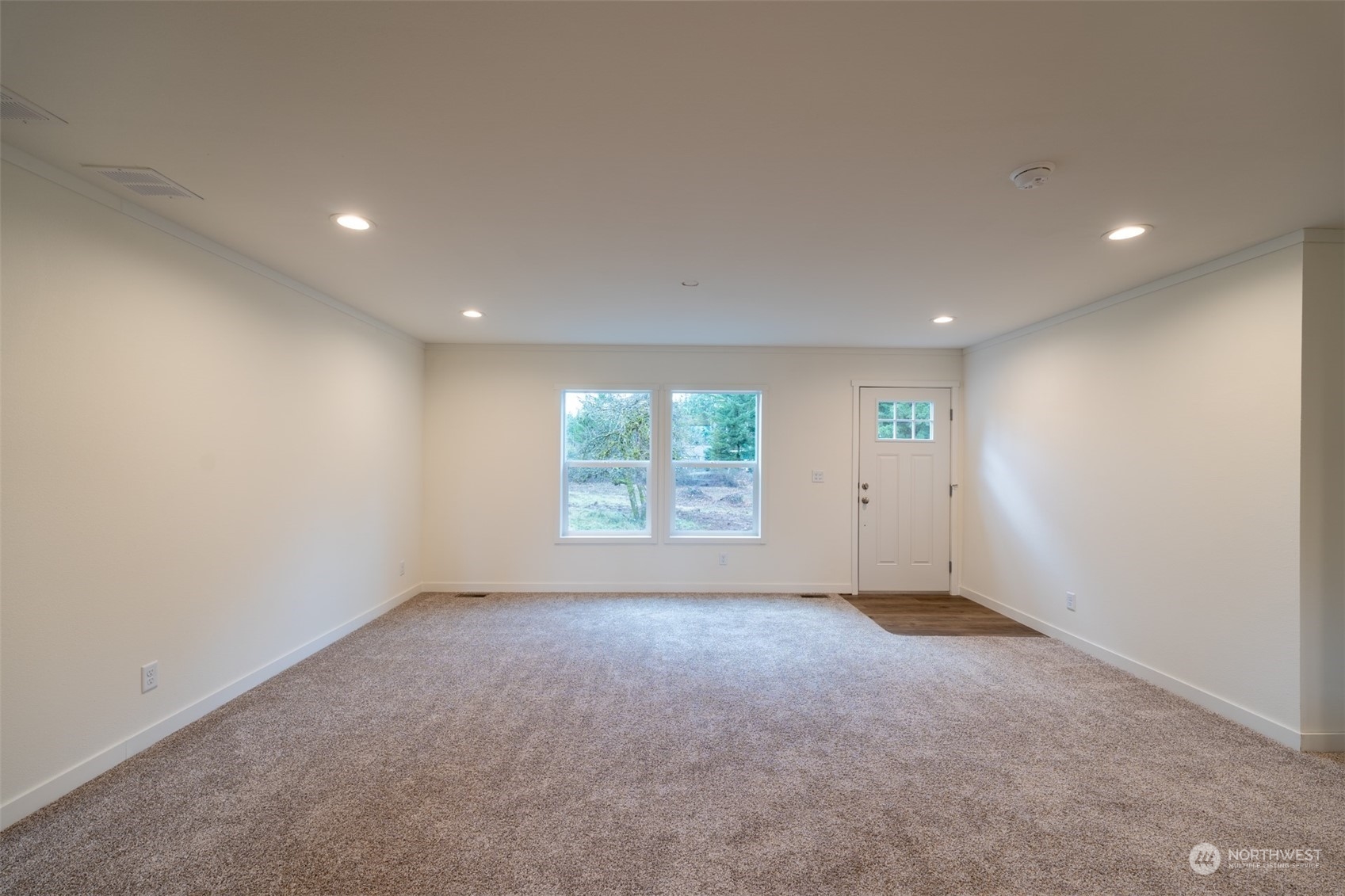 789 Chandler Road Chehalis, WA 98532 - Photo 7 of 17 an empty room with a window