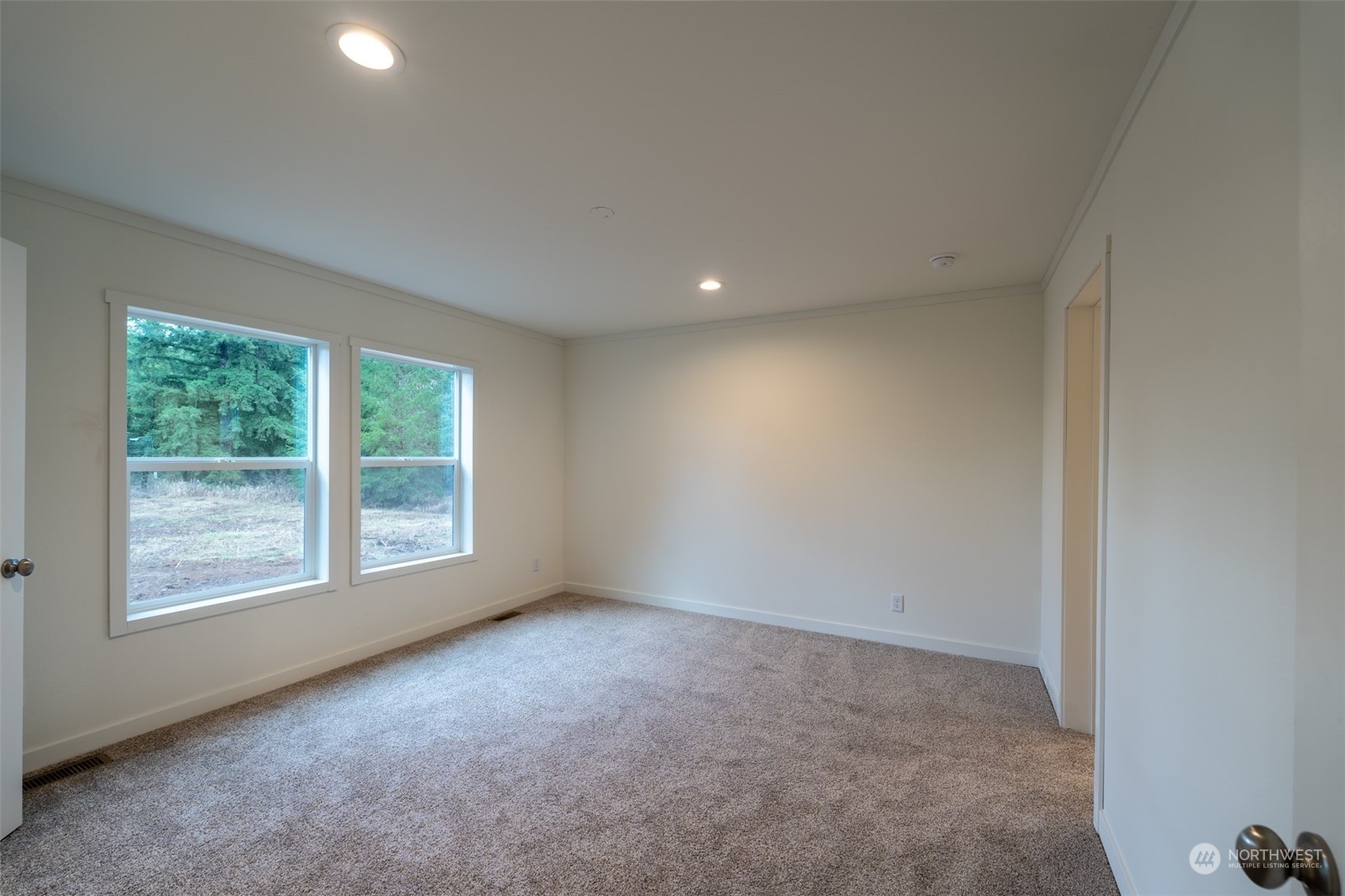 789 Chandler Road Chehalis, WA 98532 - Photo 8 of 17 an empty room with windows