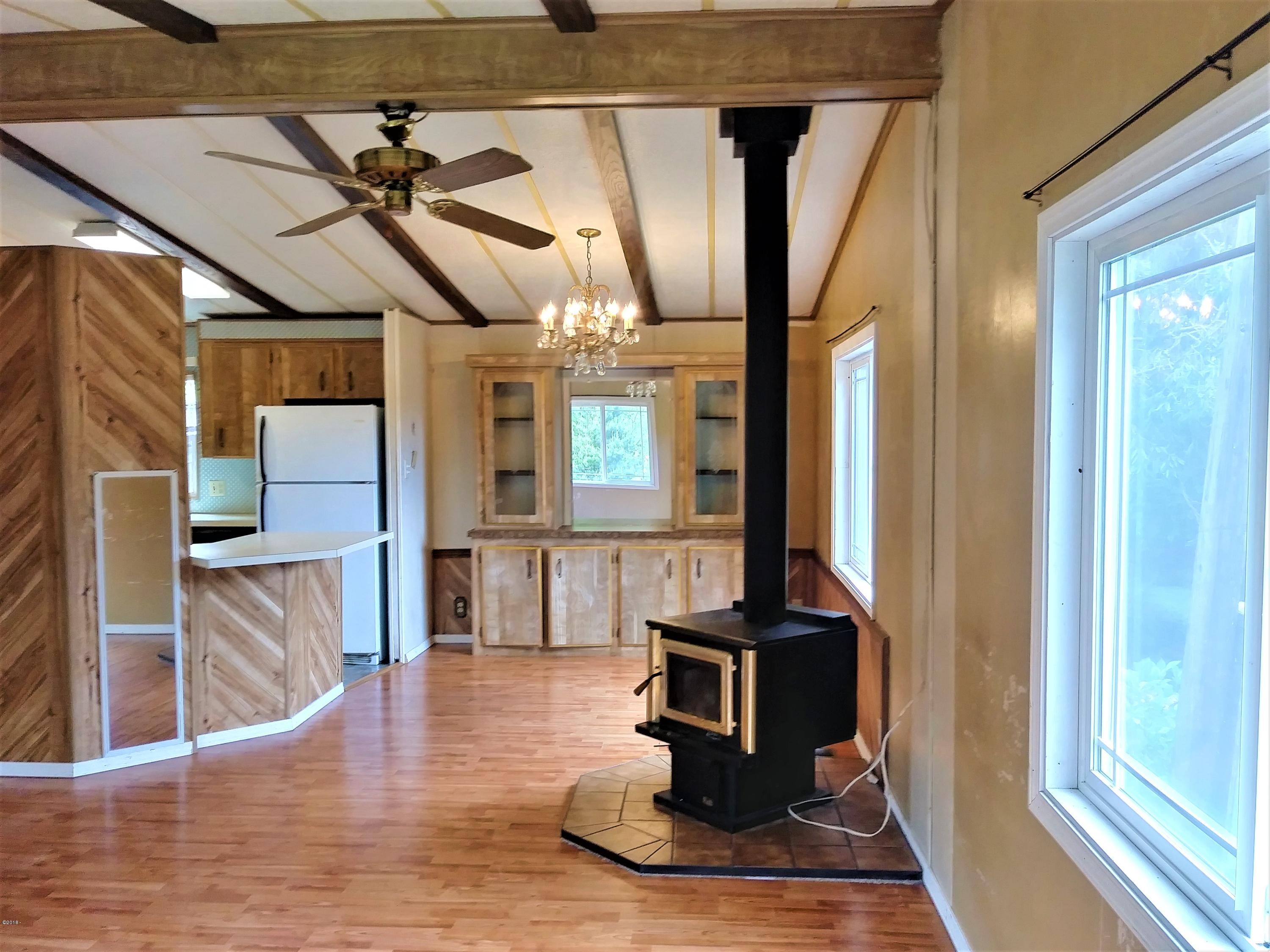 511 Southeast Moffitt Road Waldport, OR 97394 - Photo 18 of 37 Living Room