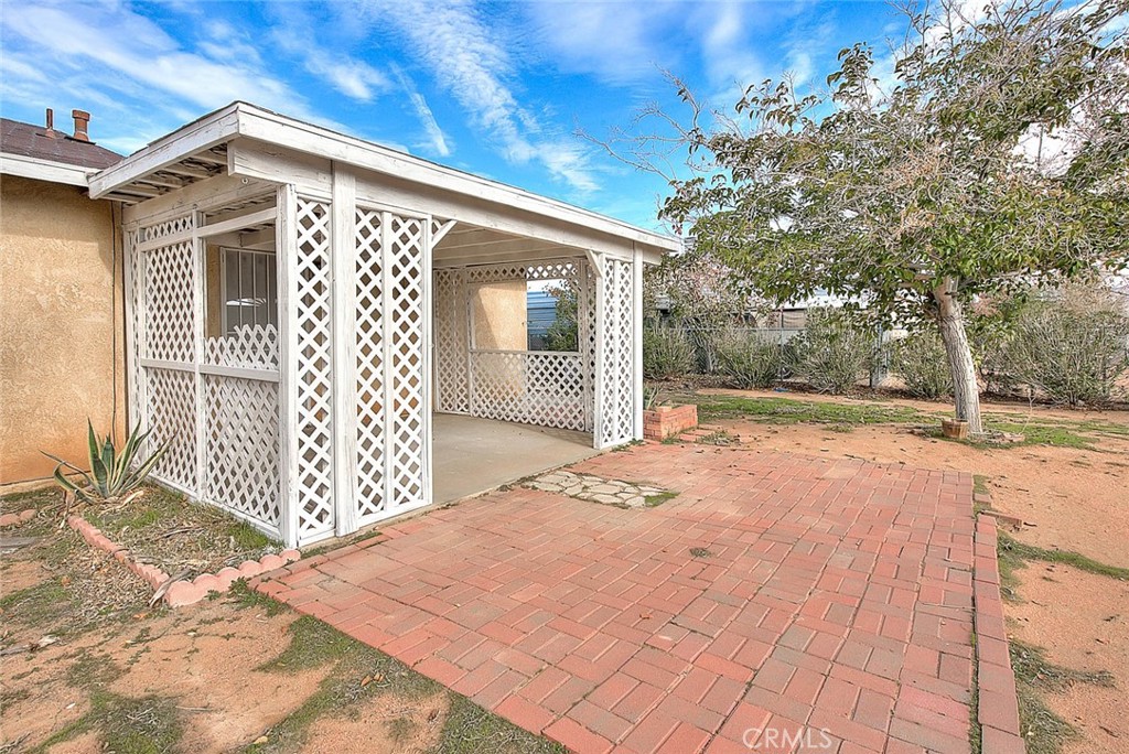 22133 Thunderbird Road Apple Valley, CA 92307 - Photo 24 of 29 a front view of a house with a yard