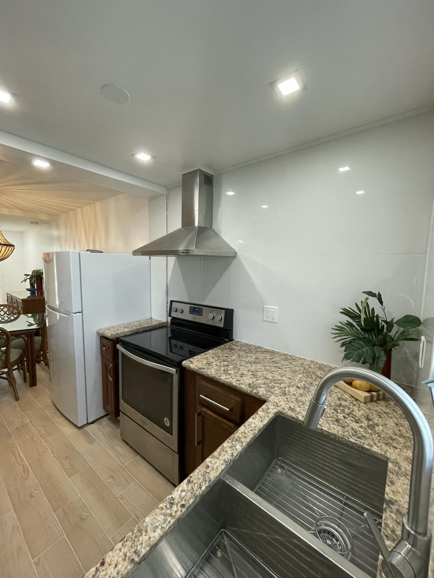 30 Southeast 13th Street, Unit A2 Boca Raton, FL 33432 - Photo 6 of 26 kitchen appliance