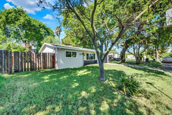 a view of front of a house with a yard
