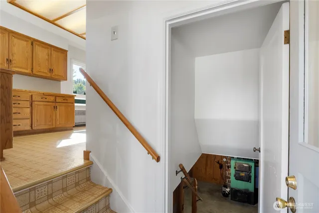 a view of entryway and kitchen