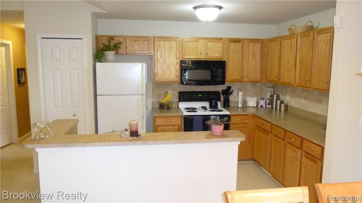 46154 Rhodes Drive Macomb, MI 48044 - Photo 9 of 32 P1020290.JPG