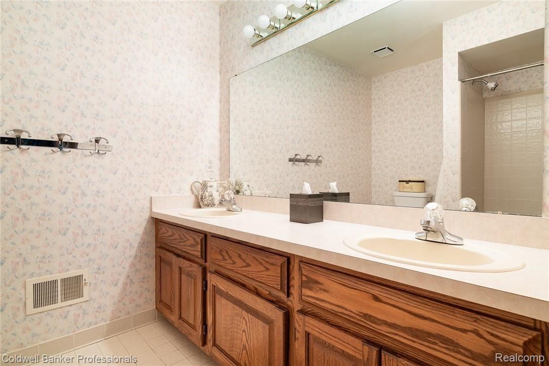 3724 Newcastle Drive Rochester, MI 48306 - Photo 24 of 39 Main bath with double sinks