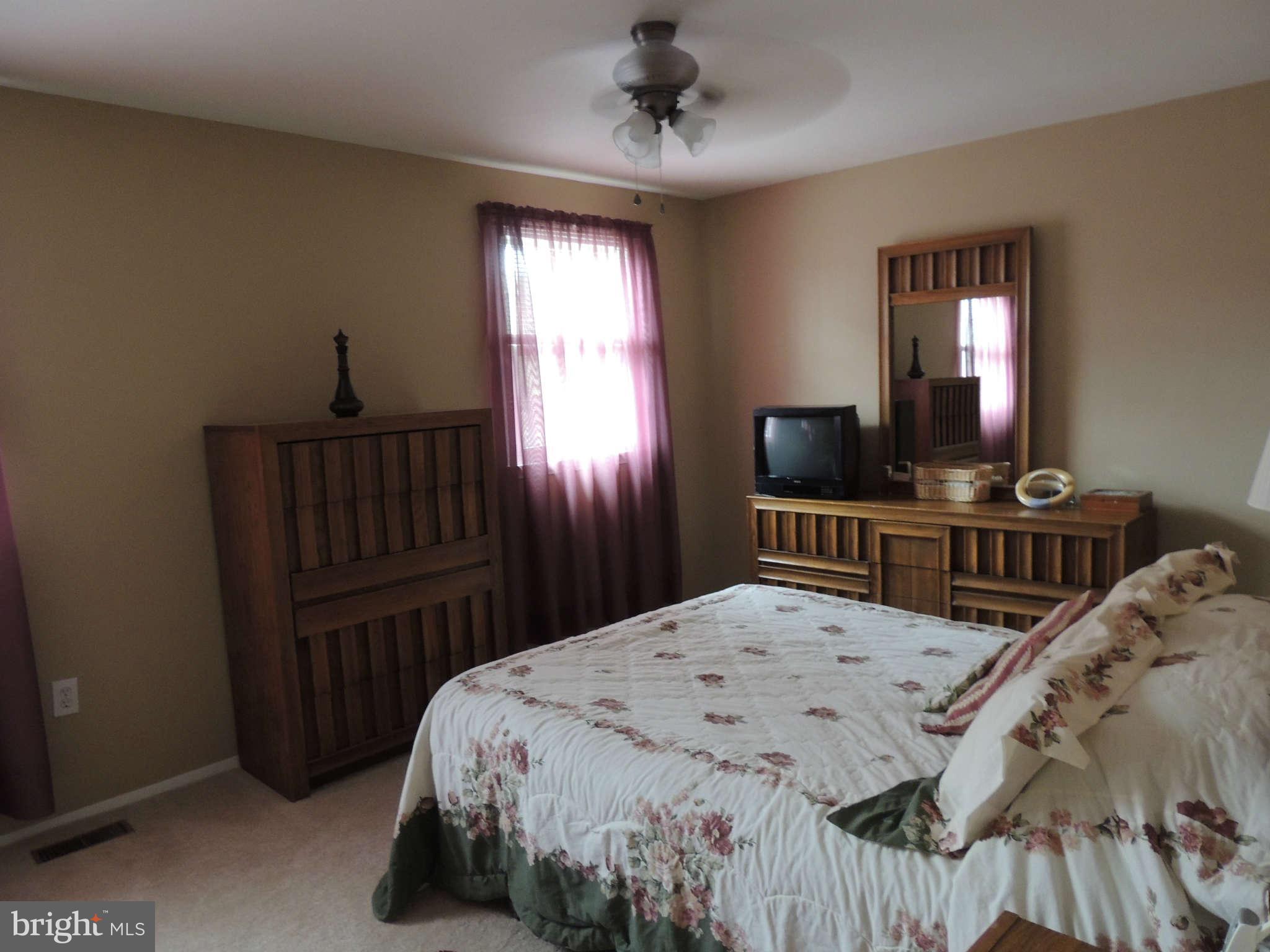 3795 Port Hope Point Triangle, VA 22172 - Photo 14 of 26 a bed sitting in a bedroom next to a window