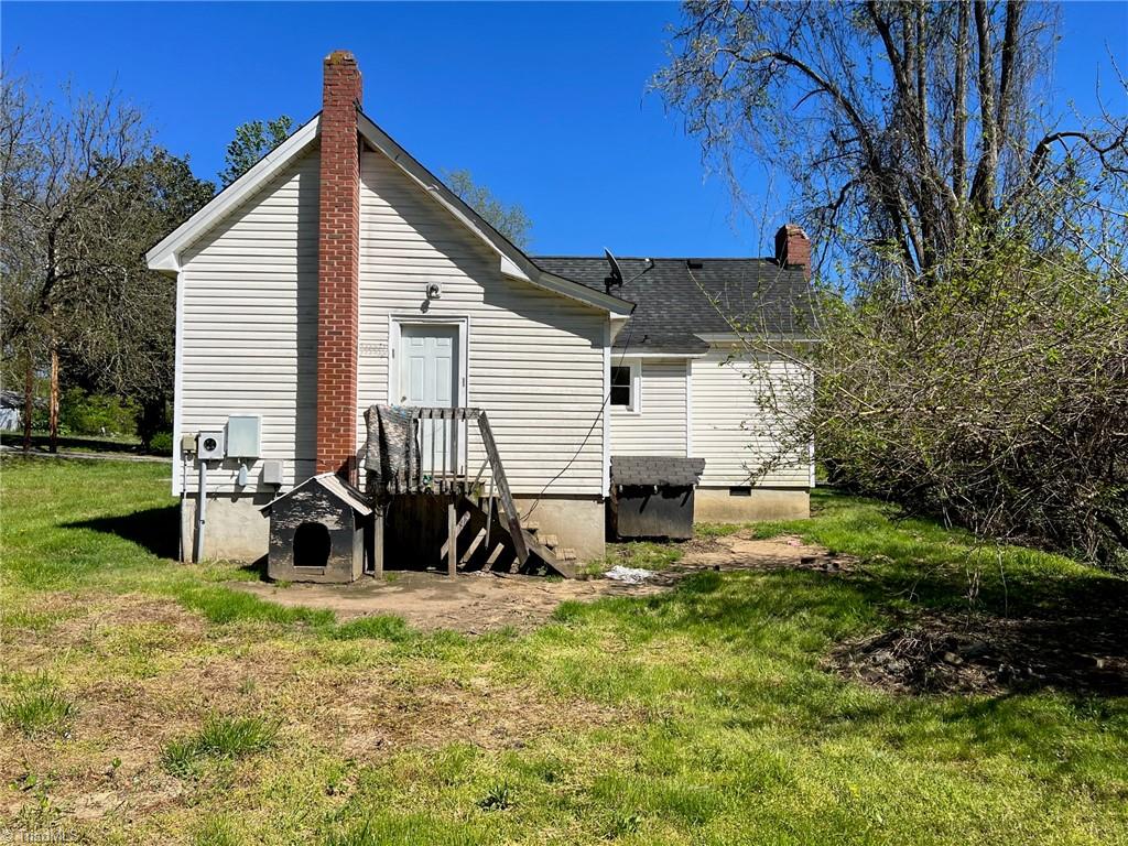 Rear view of the home.