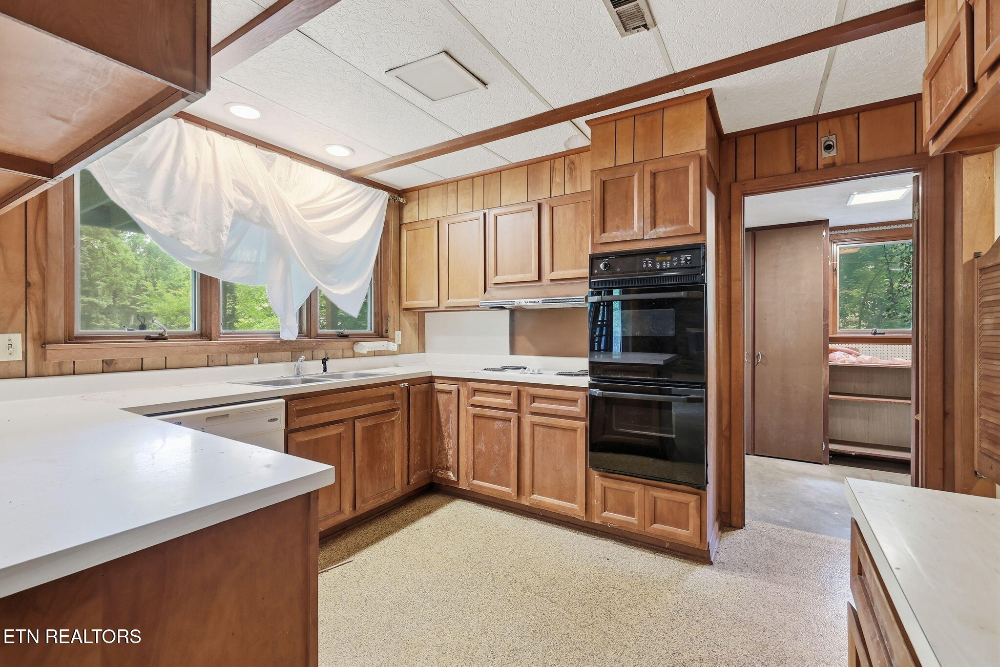 114 Balboa Circle Oak Ridge, TN 37830 - Photo 11 of 52 Open Kitchen