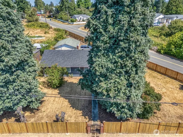 a view of a house with a yard