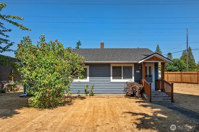 a view of a house with a yard