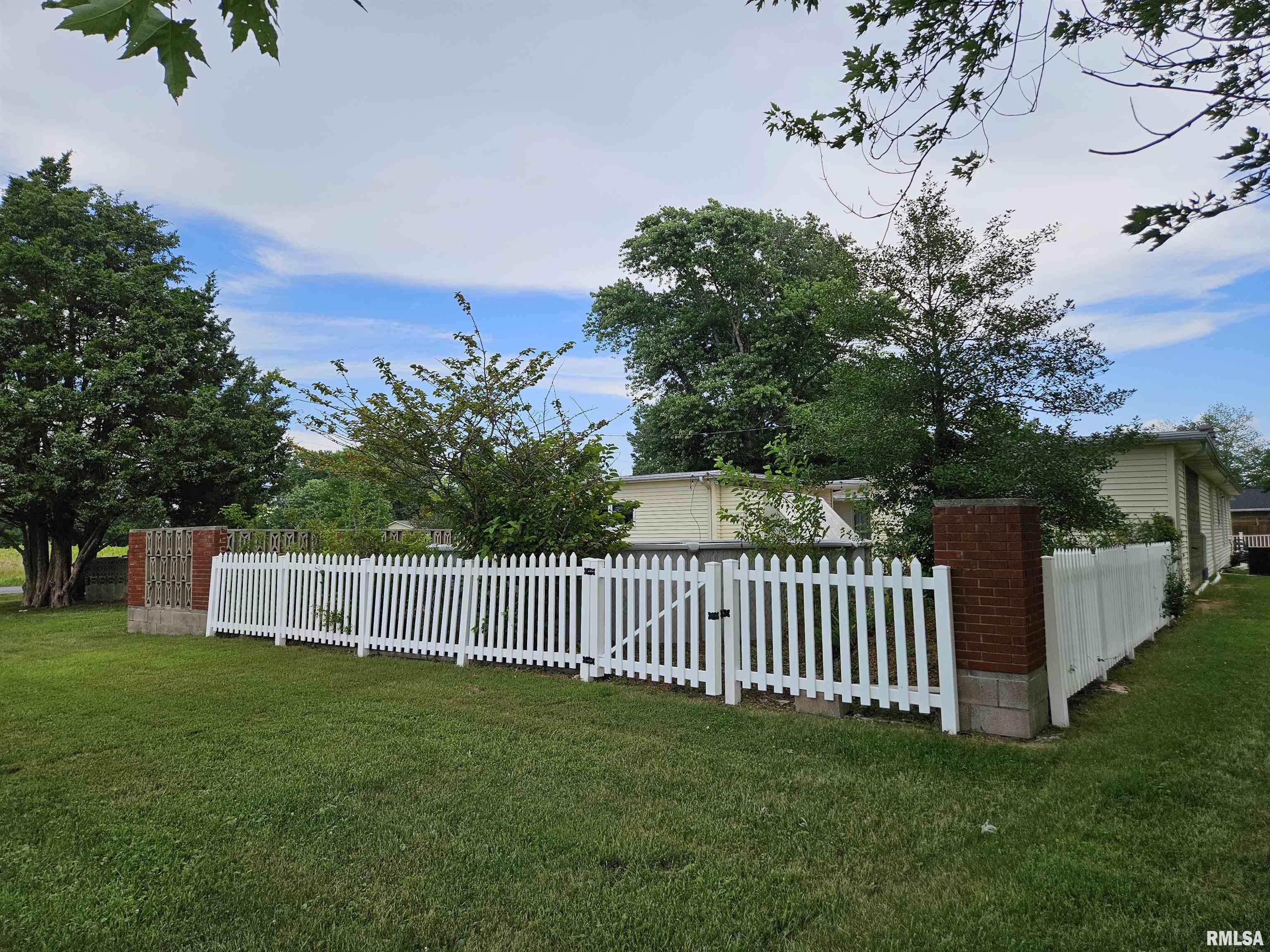13522 Bowling Alley Road Benton, IL 62812 - Photo 8 of 32