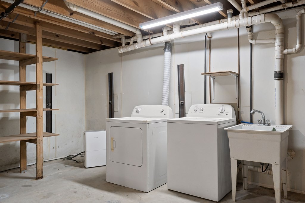 7927 Rocky Point Road Cookeville, TN 38506 - Photo 19 of 26 a utility room with dryer and washer