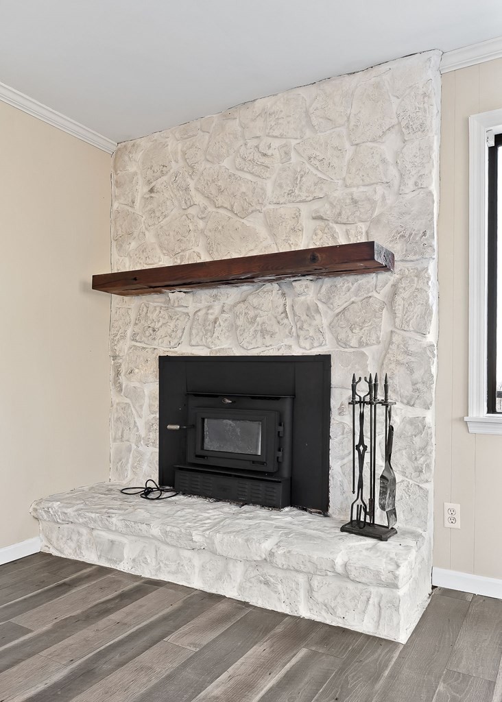 7927 Rocky Point Road Cookeville, TN 38506 - Photo 5 of 26 a fireplace with a wooden floor