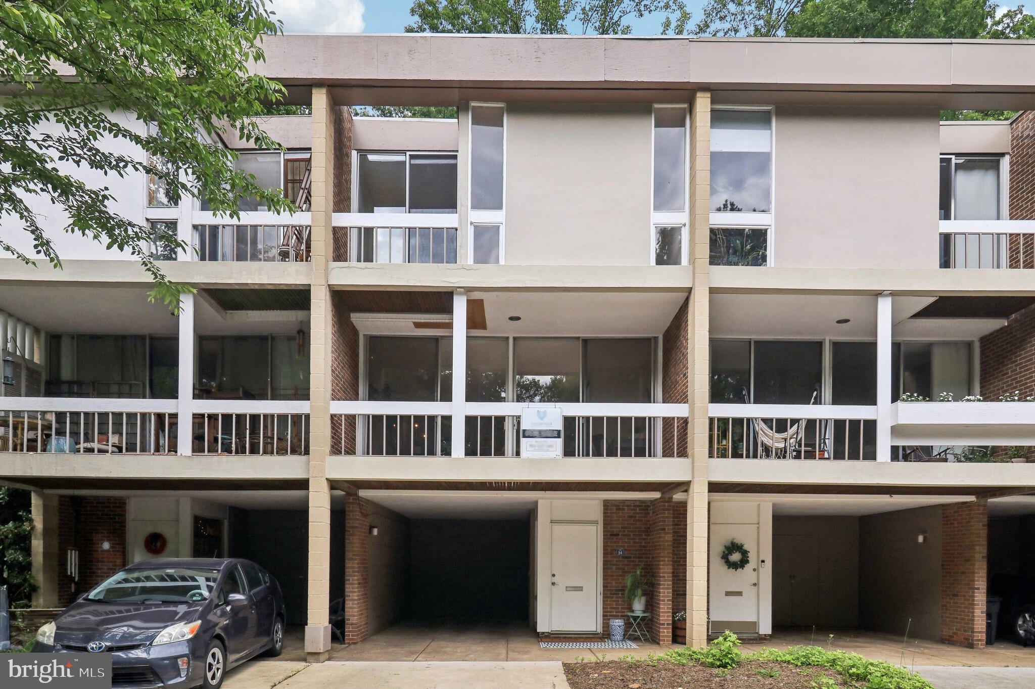 11524 Maple Ridge Road Reston, VA 20190 - Photo 3 of 58 Gallery Image 3
