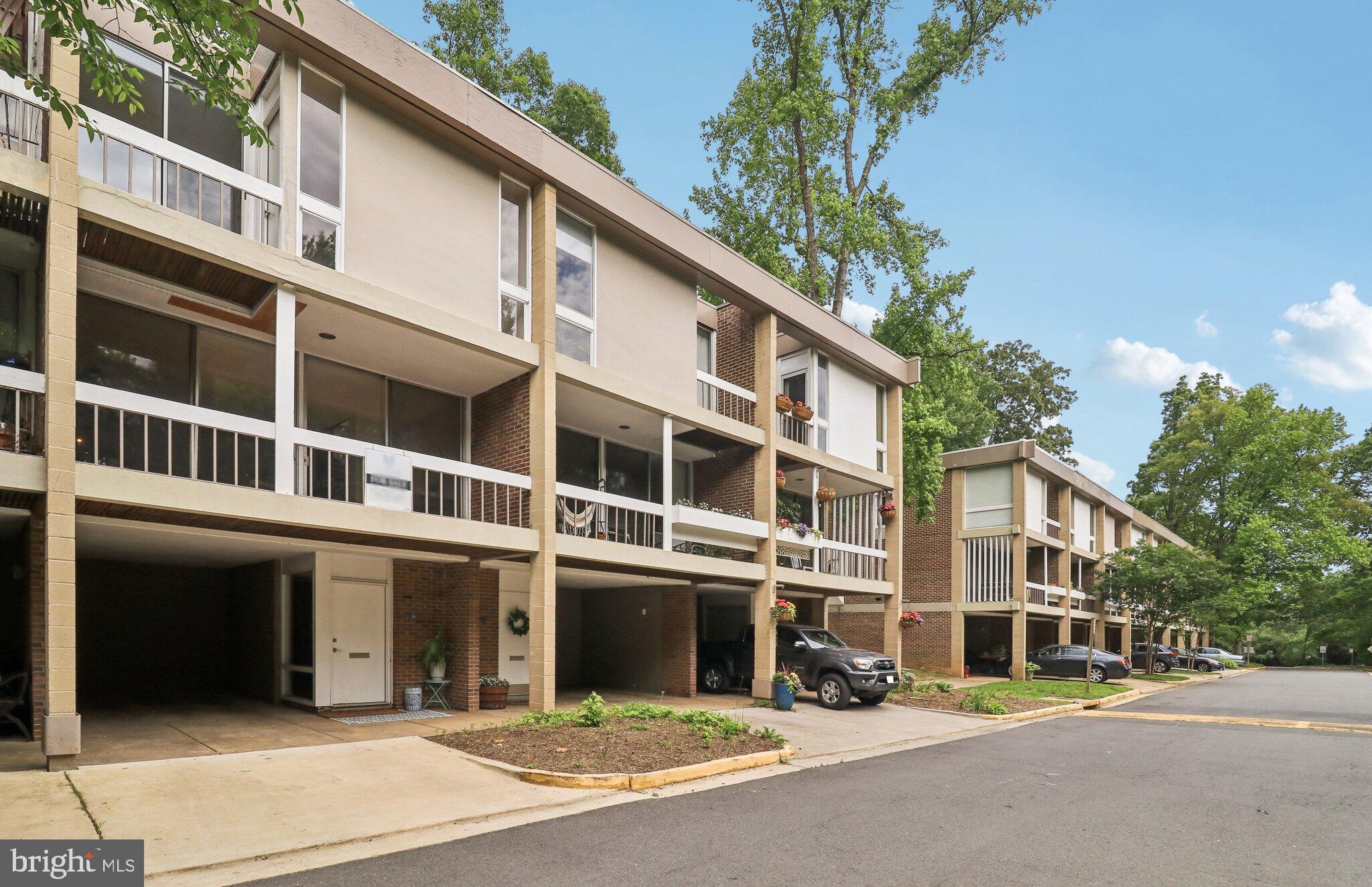 11524 Maple Ridge Road Reston, VA 20190 - Photo 4 of 58 Gallery Image 4