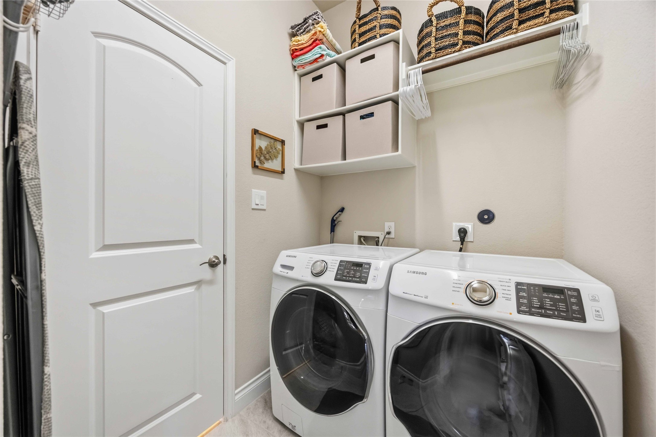 2909 Oakmist Ridge Lane Pearland, TX 77584 - Photo 17 of 25 Laundry Room with washer & dryer.
