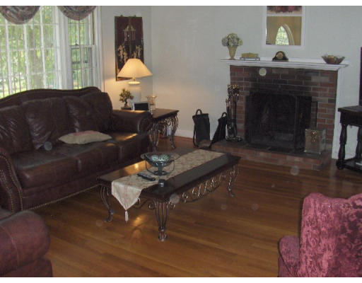 516 Old Farm Road Franklin, MA 02038 - Photo 3 of 9 Gallery Image 3