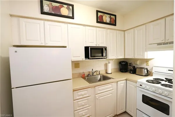 $1,900 | 235 Seaview Court, Unit B5, Marco Island, FL 34145