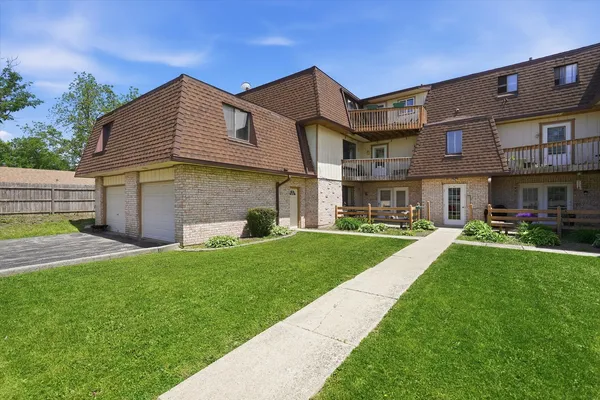 $2,600 | 19444 Wolf Road, Unit 4, Mokena, IL 60448