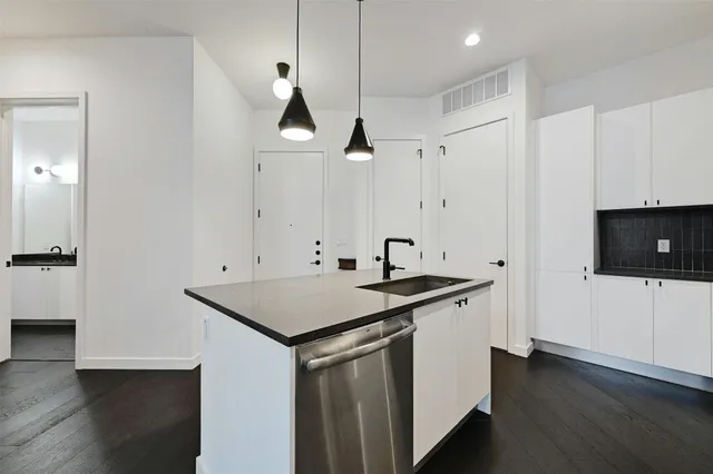 $2,250 | 800 Embassy Drive, Unit 411, Austin, TX 78702