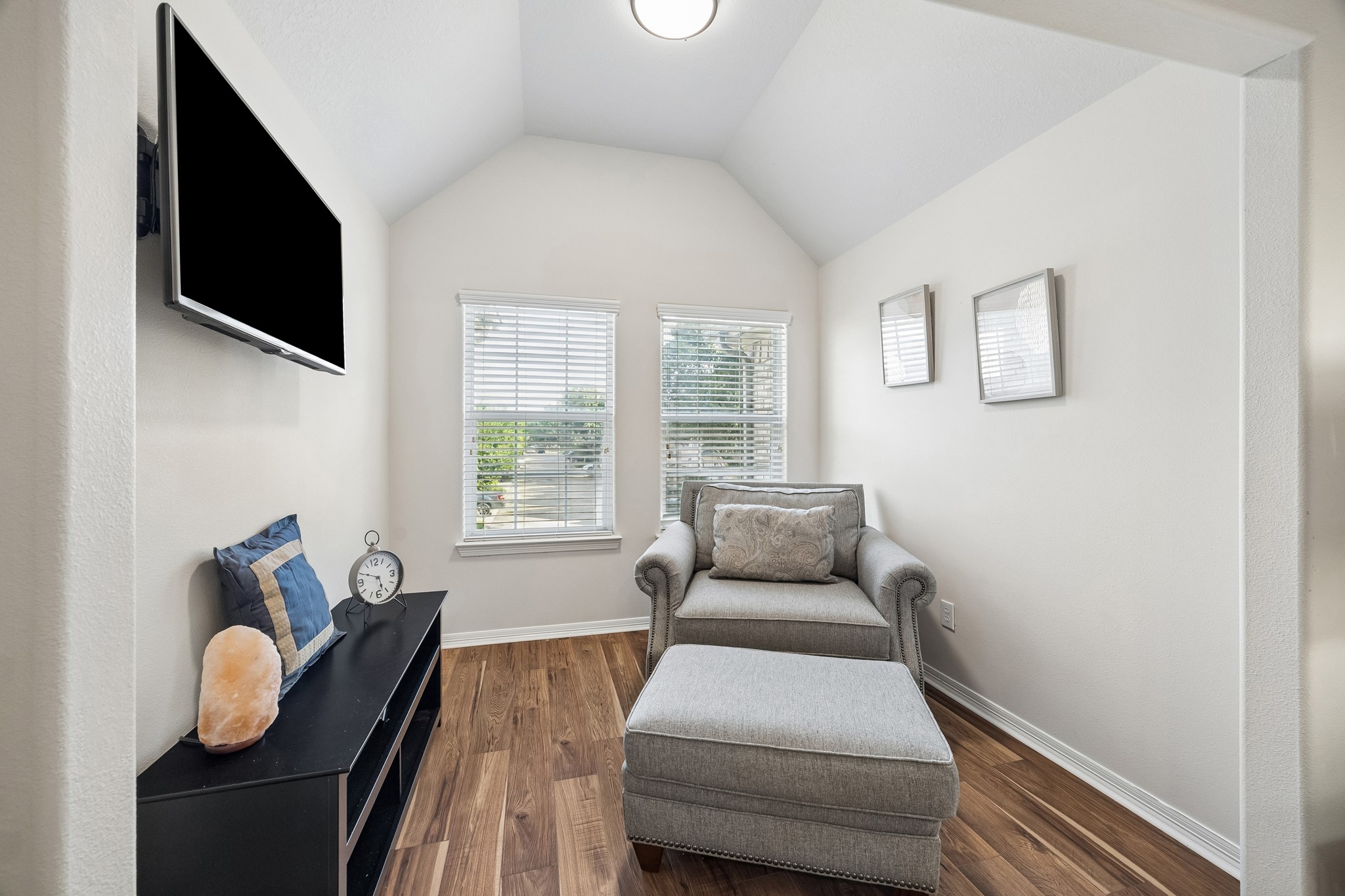 7618 North Linpar Court Houston, TX 77040 - Photo 20 of 34 A close up of the extra room! Such a unique space! All bedrooms up have high/vaulted ceilings!