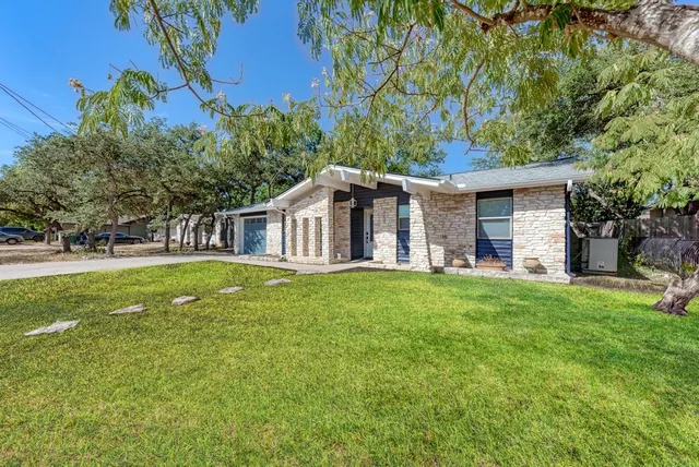a view of a house with a backyard