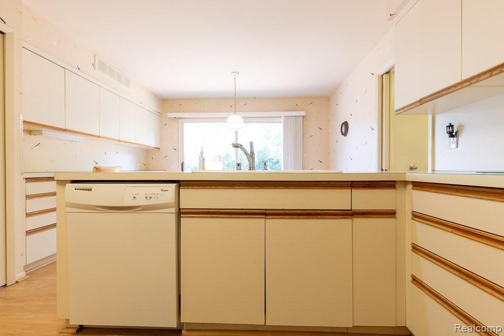 5670 Ridgewood Road West Bloomfield, MI 48322 - Photo 45 of 62