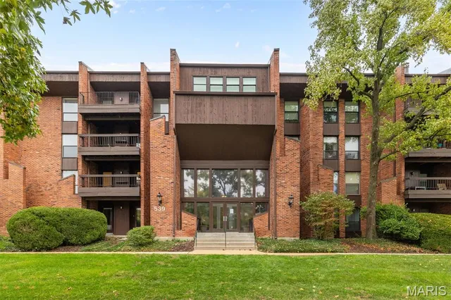 $269,900 | 539 Coeur De Royale Drive, Unit 408, Creve Coeur, MO 63141