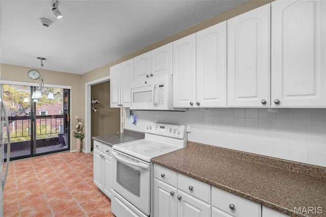 $269,900 | 539 Coeur De Royale Drive, Unit 408, Creve Coeur, MO 63141