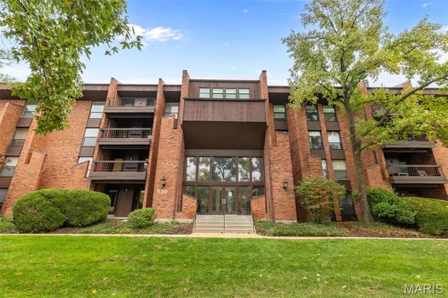 $269,900 | 539 Coeur De Royale Drive, Unit 408, Creve Coeur, MO 63141