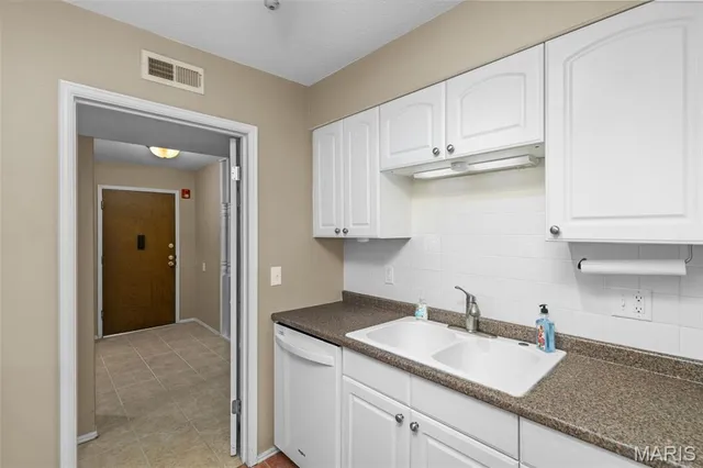 $269,900 | 539 Coeur De Royale Drive, Unit 408, Creve Coeur, MO 63141