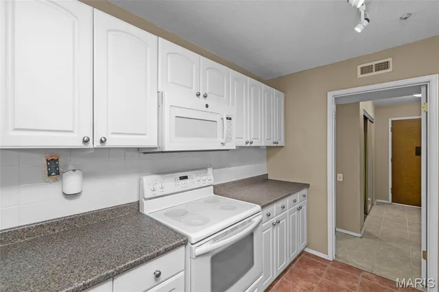 $269,900 | 539 Coeur De Royale Drive, Unit 408, Creve Coeur, MO 63141