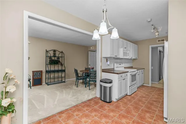 $269,900 | 539 Coeur De Royale Drive, Unit 408, Creve Coeur, MO 63141