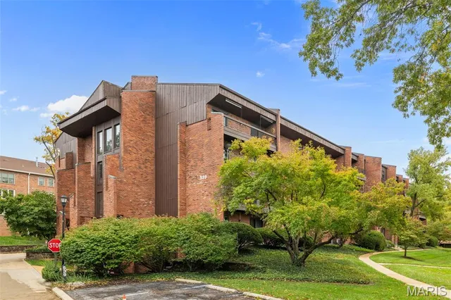 $269,900 | 539 Coeur De Royale Drive, Unit 408, Creve Coeur, MO 63141