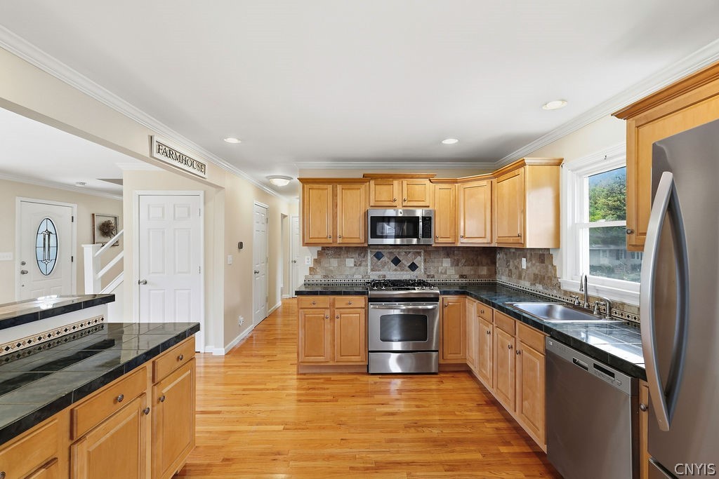 821 Velasko Road Syracuse, NY 13207 - Photo 6 of 32 Gallery Image 6