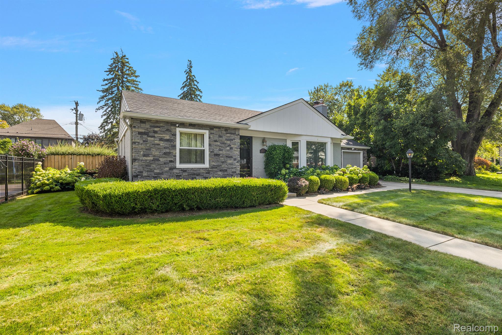 2546 Dorchester Road Birmingham, MI 48009 - Photo 2 of 48